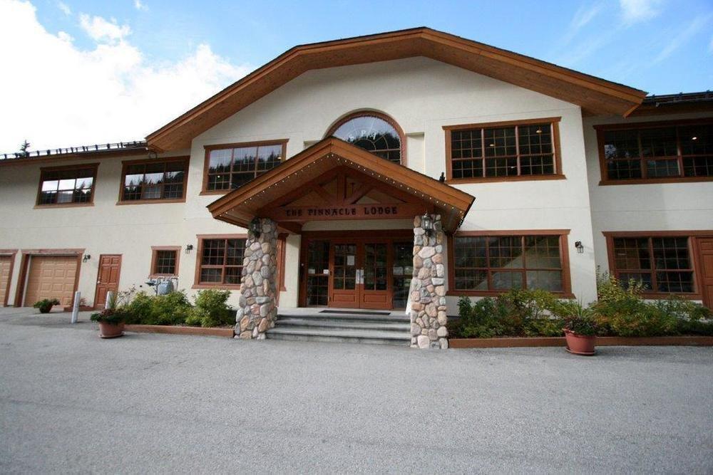 The Pinnacle Lodge Sun Peaks Exterior photo