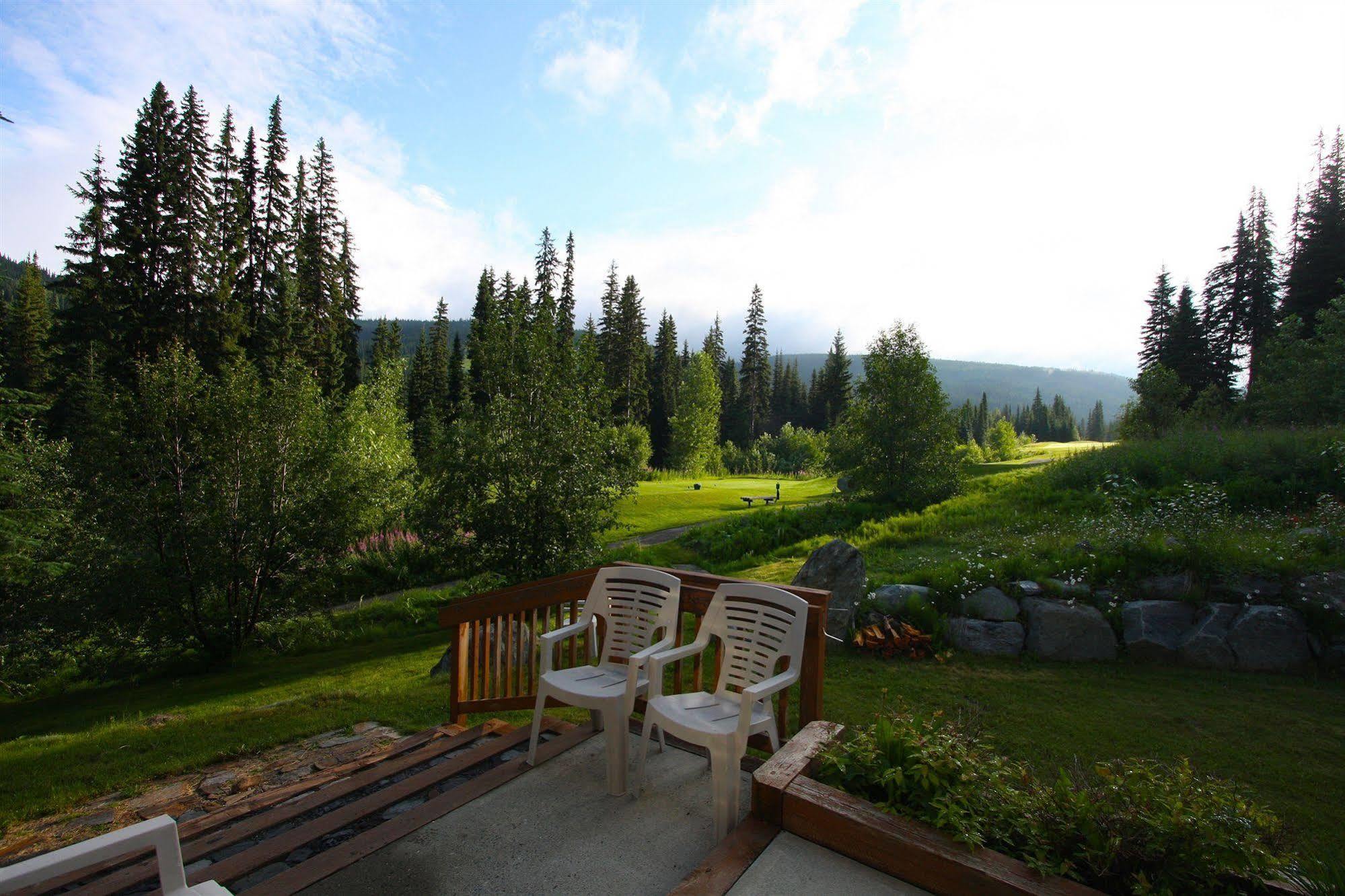 The Pinnacle Lodge Sun Peaks Exterior photo